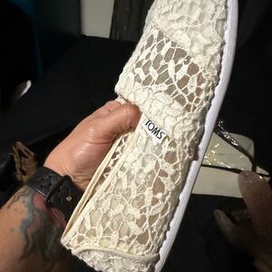 TOMS Women's Lace Flats in Cream